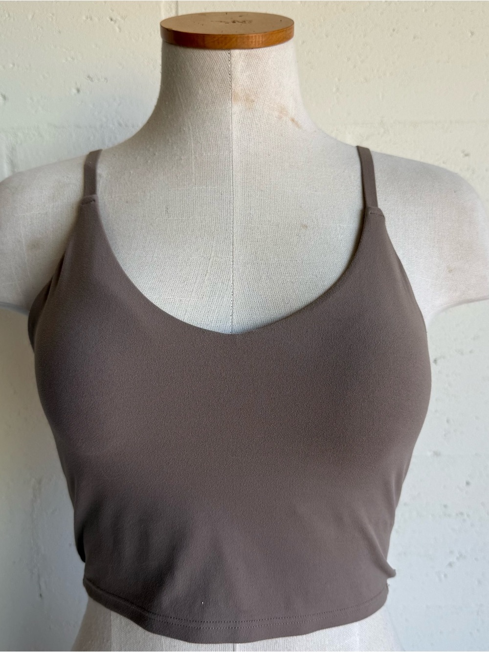 Athleta crop top tan XS v neck adjustable straps padded logo sportwear stretch